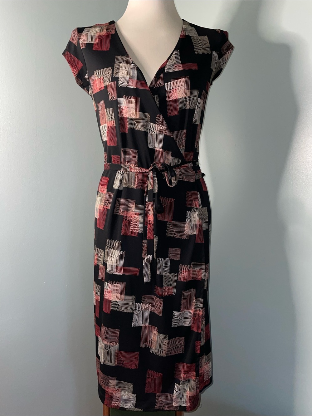 The Limited Geometric True Wrap Belted Dress Size M Black Red w cap sleeves